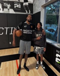 kaiyun-美媒晒杜兰特与球迷合照 左手拇指已无护具 脚相当长