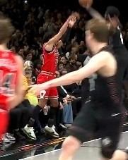 kaiyun-还是边线球难题！公牛首次边线球没发出来 暂停后再发被贴脸拦截