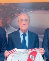 河床主席布里托造访伯纳乌观看比赛，与弗洛伦蒂诺合影